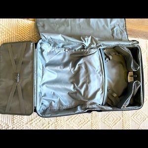 Sandiniste garment bag luggage